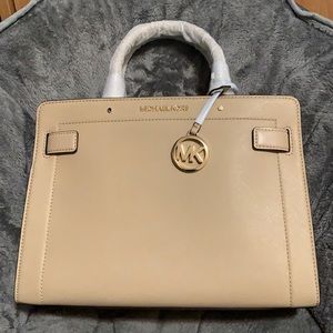 💯 % Authentic Michael Kors satchel with strap